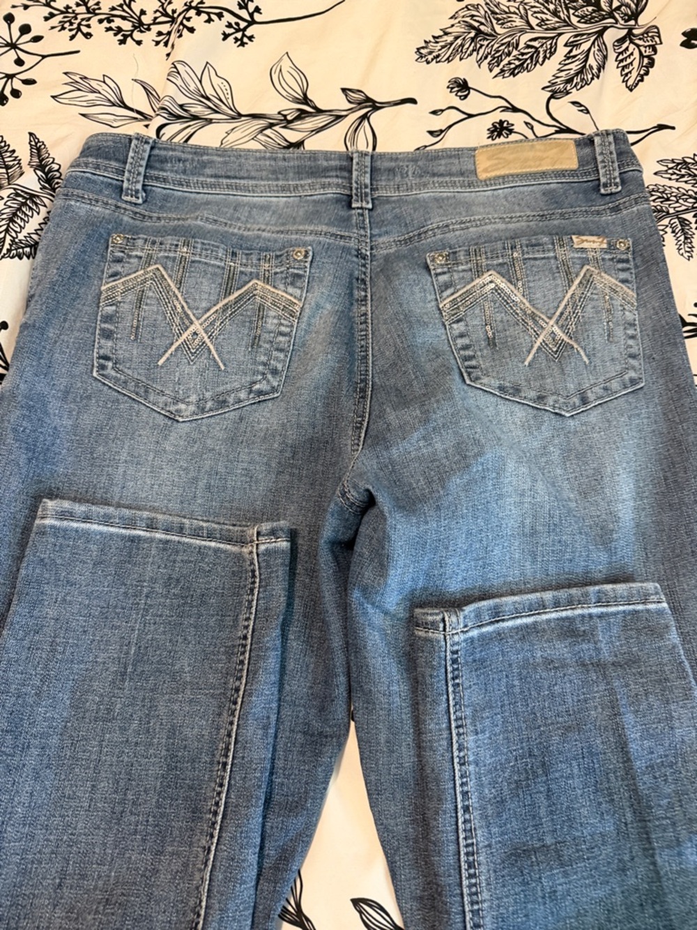 7 For All Mankind Women's Straight Leg Jeans in Medium Blue Wash - Picture 3 of 4